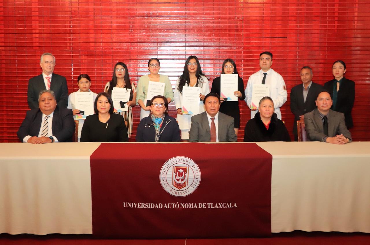 Obtienen estudiantes de la UATx premio Ceneval al desempeño de excelencia